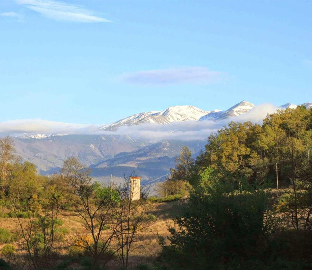 Vue sur le Canigó depuis Saint Laurent de Cerdans Vue sur le Canigó depuis Saint Laurent de Cerdans